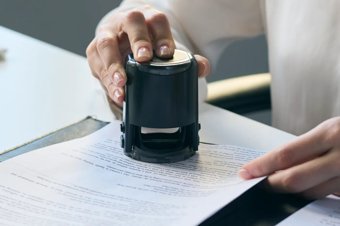 Medewerker zet een stempel op een officieel document