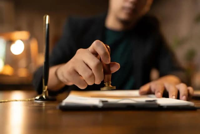 Beëdigd vertaler stempelt officieel document