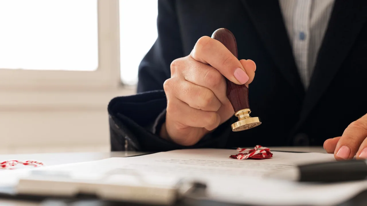 Medewerker plaatst een stempel op een officieel document voor apostille
